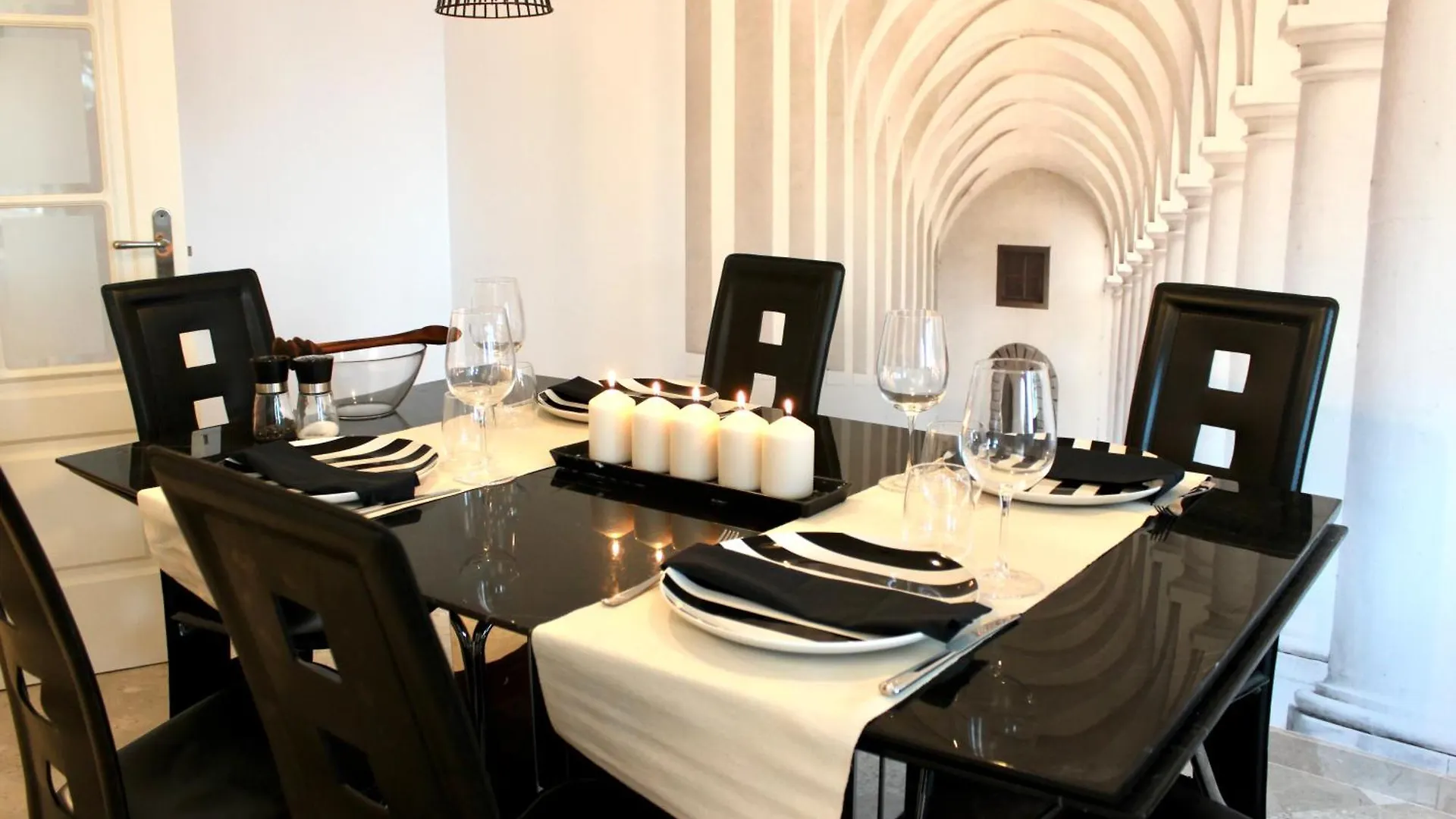 Elegant And Spacious Garden Apartment With Beautiful Views Ojen