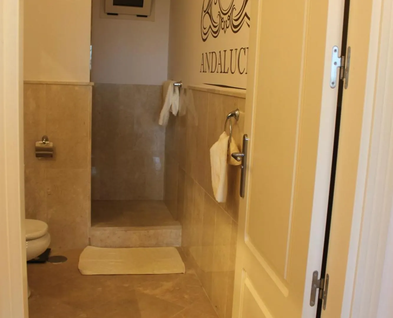Elegant And Spacious Garden Apartment With Beautiful Views Ojen