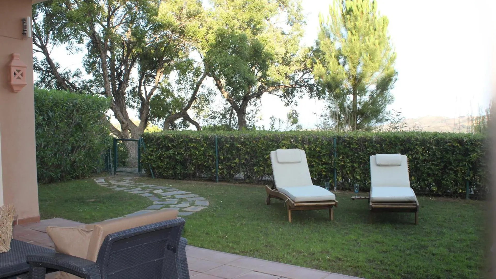 Elegant And Spacious Garden Apartment With Beautiful Views Ojen