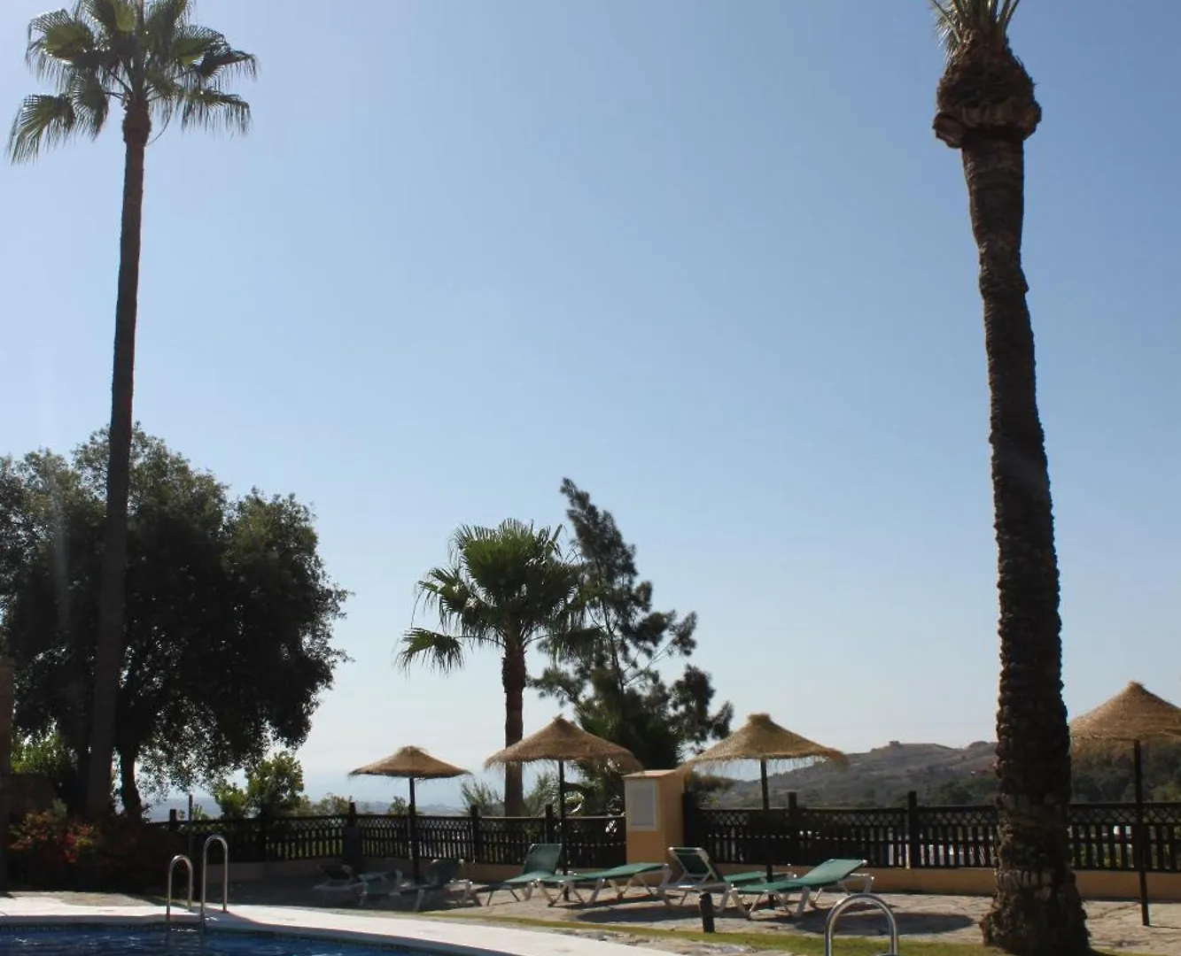Elegant And Spacious Garden Apartment With Beautiful Views Ojen