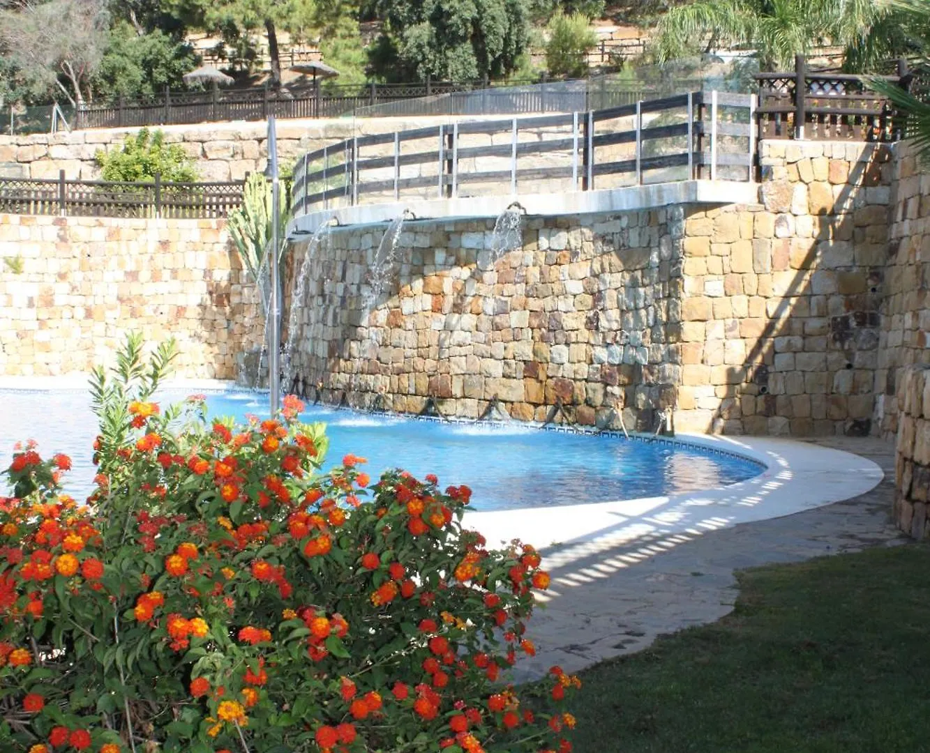 Elegant And Spacious Garden Apartment With Beautiful Views Ojen