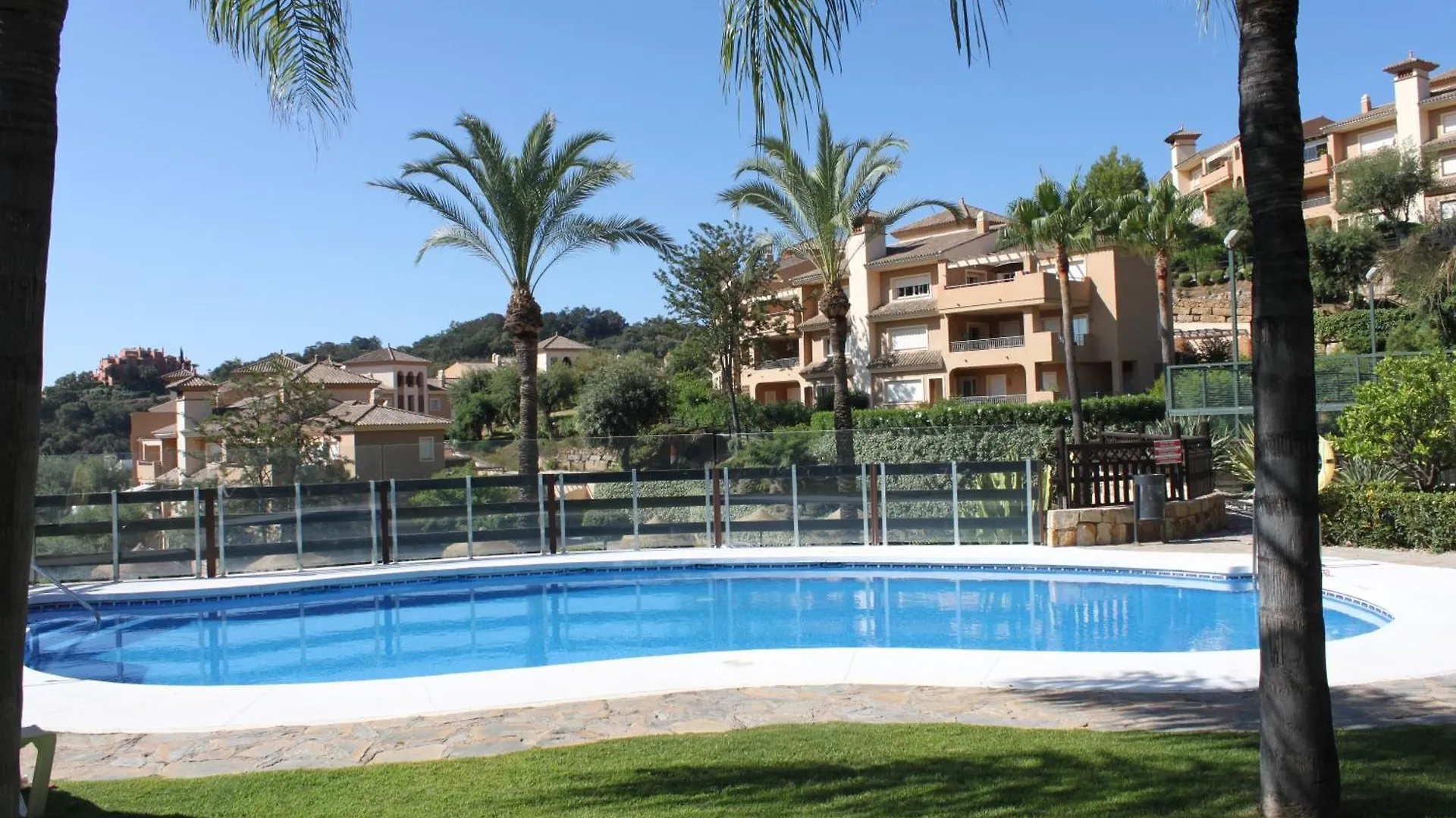 Elegant And Spacious Garden Apartment With Beautiful Views Ojen